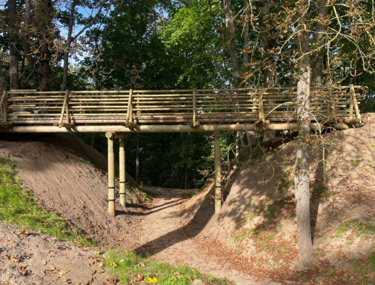 Mežotnes pilskalnā atjaunota ziemeļu ieeja – izbūvēts jauns gājēju tilts
