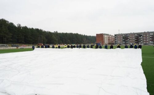 Daugavpilī sākti futbola halles kupola uzstādīšanas darbi