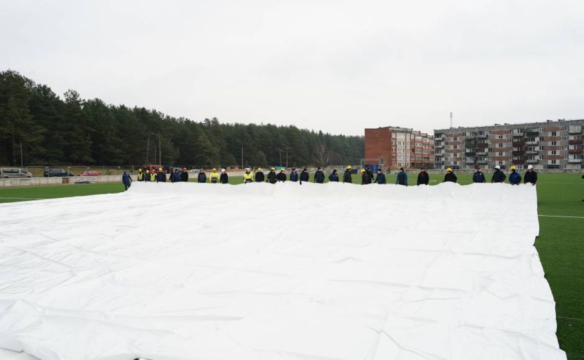 Daugavpilī sākti futbola halles kupola uzstādīšanas darbi