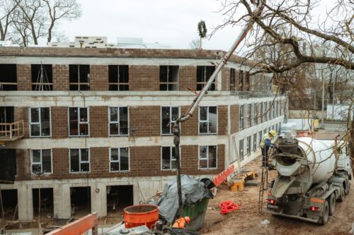 Atzīmēti spāru svētki otrajai “Duck Republik” studentu viesnīcai