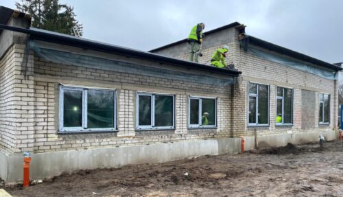 Turpinās mājturības un tehnoloģiju darbnīcas telpu pārbūve Elejas vidusskolā