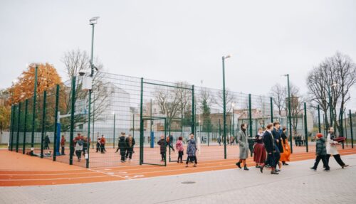 Pie Rīgas Franču liceja atklāts moderns sporta komplekss