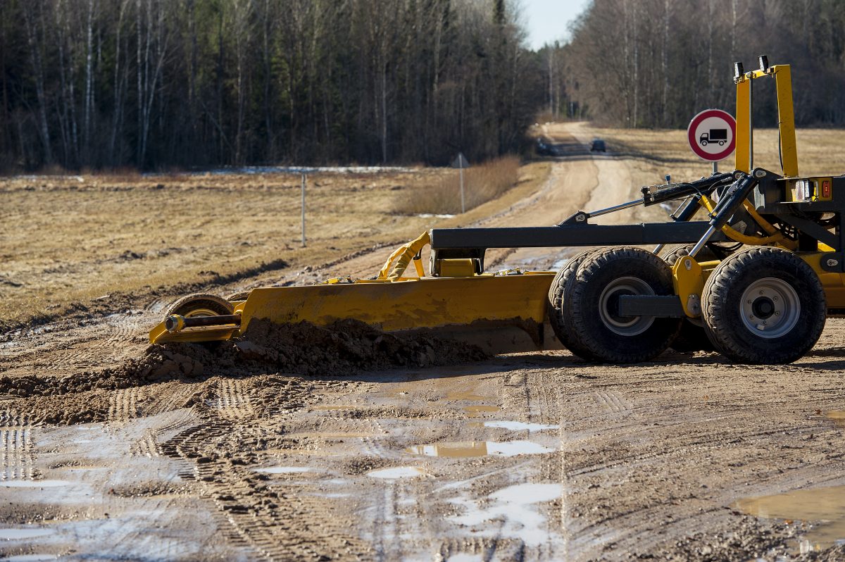 Daudzviet pasliktinājies grants autoceļu stāvoklis