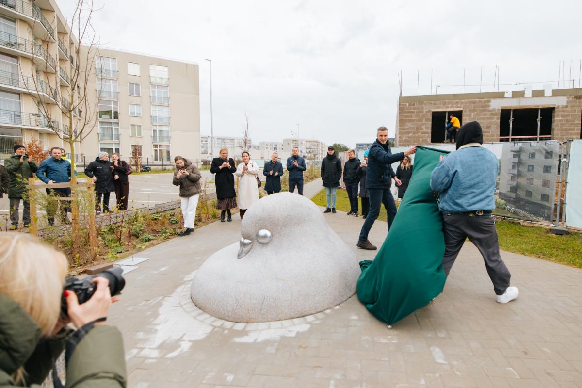 Jauno mājokļu ciematā Dreiliņos atklāts vides mākslas objekts “Balodis”