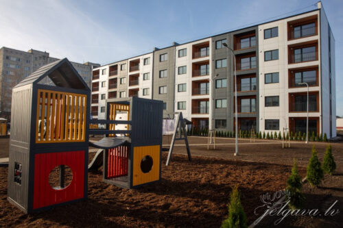 Atklāts pirmais zemas īres maksas nams Jelgavā