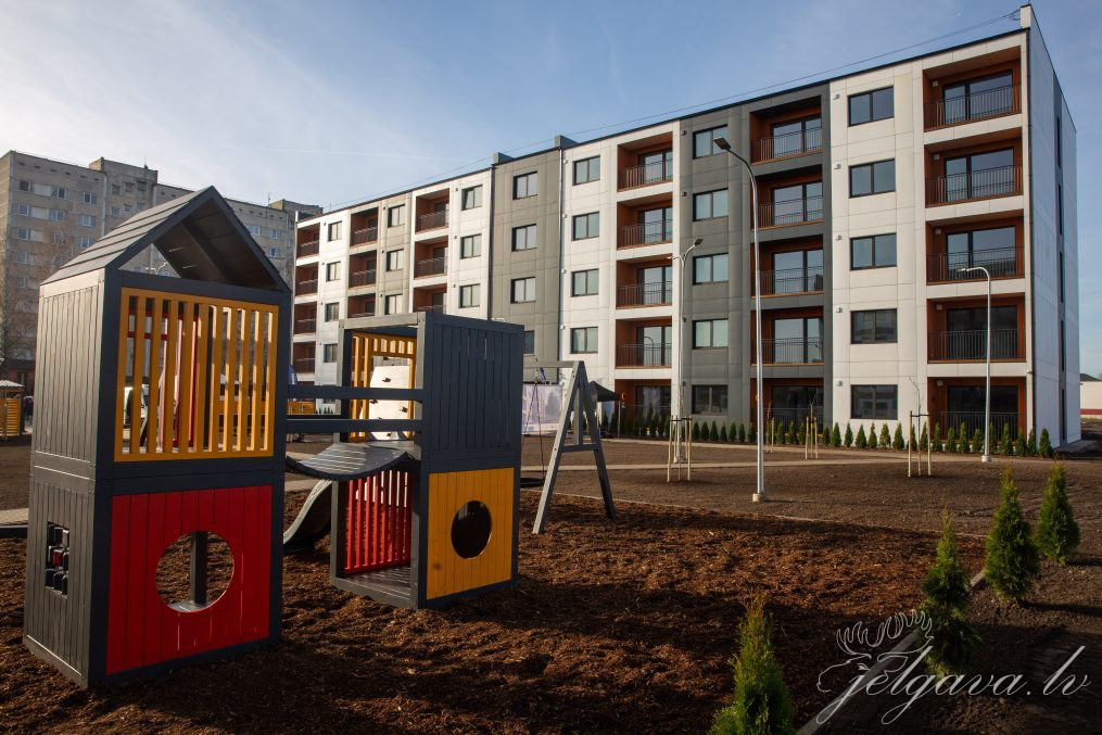 Atklāts pirmais zemas īres maksas nams Jelgavā