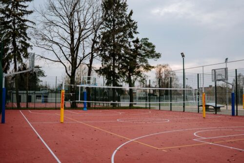 Atklāts atjaunotais sporta laukums Dārzciema vidusskolā Rīgā