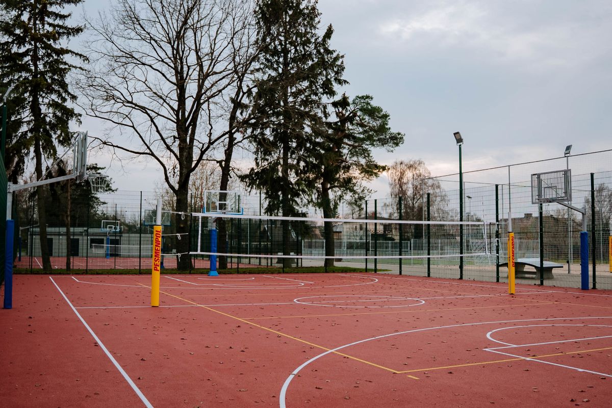 Atklāts atjaunotais sporta laukums Dārzciema vidusskolā Rīgā