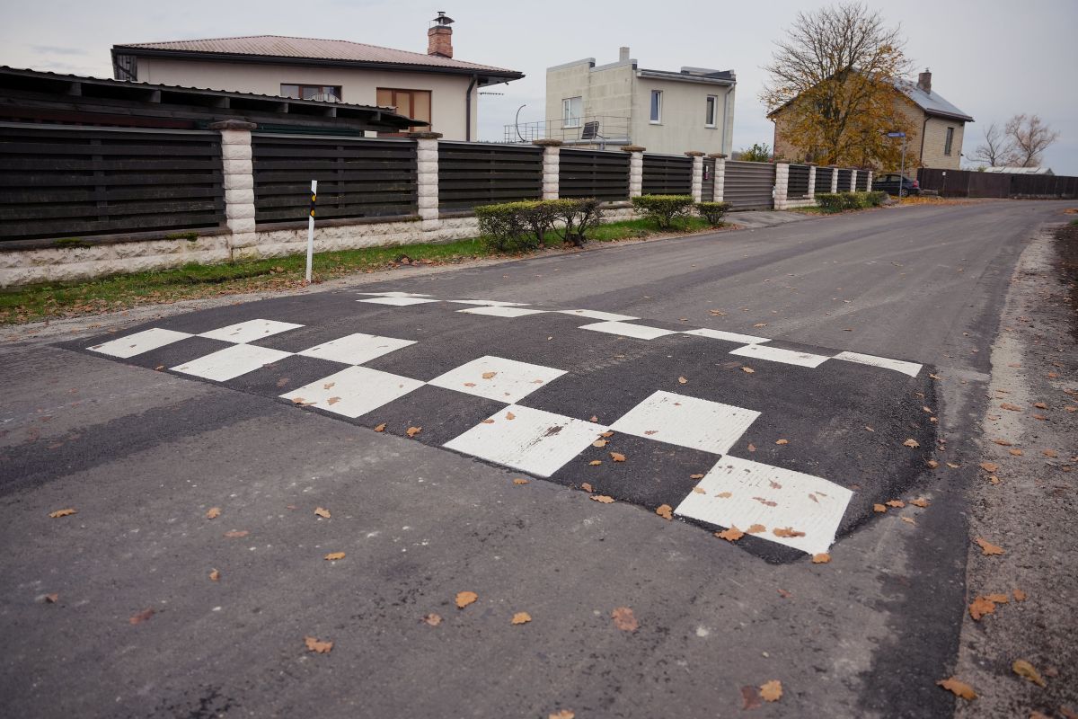 Rīgas apkaimēs noslēgusies augustā sāktā ceļa ātrumvaļņu izbūve