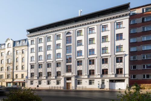 Rīgā, Pulkveža Brieža ielā, atjauno vēsturisku neoklasicisma namu