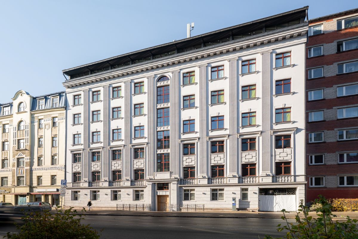Rīgā, Pulkveža Brieža ielā, atjauno vēsturisku neoklasicisma namu