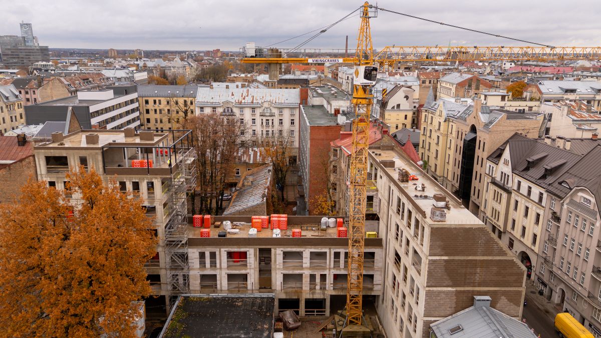 Nosvinēti spāru svētki jaunam daudzdzīvokļu projektam Skolas ielā, Rīgā