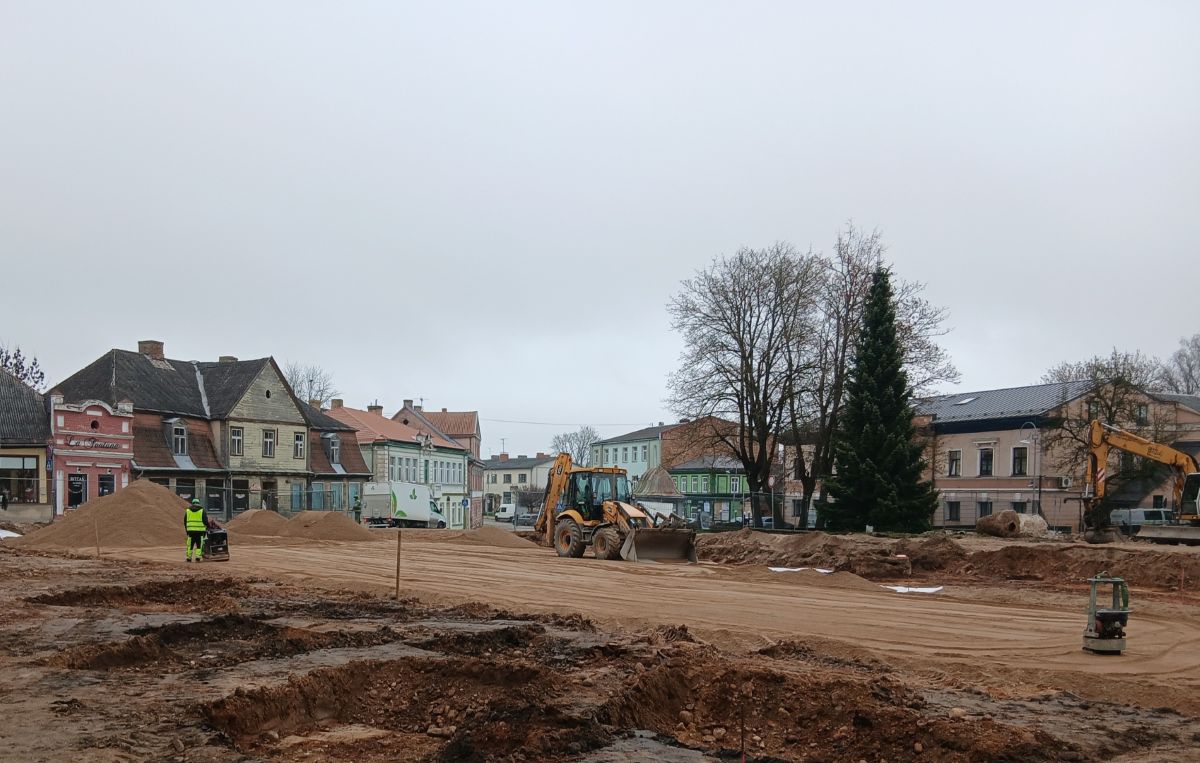 Tukumā turpinās Brīvības laukuma un tam piegulošās teritorijas būvdarbi