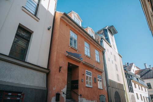 Nosolīta bijusī Latvijas Kino muzeja ēka Vecrīgā