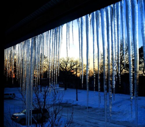 Lāstekas pie jumtiem - gan ziemas skaistums, gan potenciāls drauds