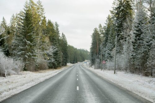 Zema gaisa temperatūra mazina sāls iedarbību uz apledojušas ceļa virsmas