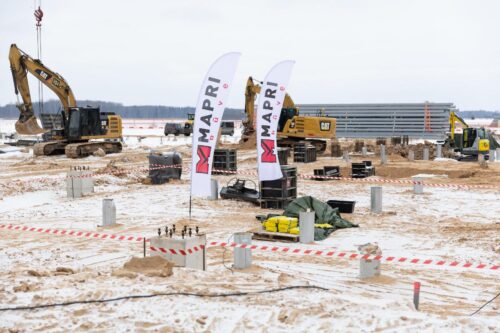 Ar kapsulas iemūrēšanu svinīgi atzīmē “Black Hawk” helikopteru tehniskā angāra būvniecību