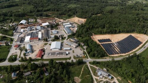 Kokskaidu palešu bloku ražotājs Madonas novadā izveido jaunu saules elektrostaciju