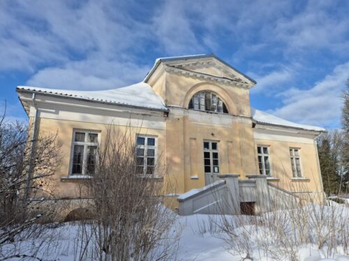 Saldus novadā atjaunotas Jaunauces pils austrumu kāpnes