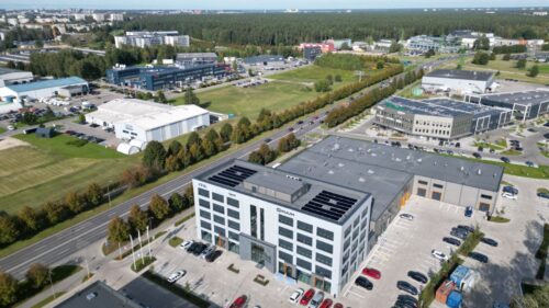 Biroju kompleksā “Stokofiss U34” uzstādīta saules paneļu sistēma