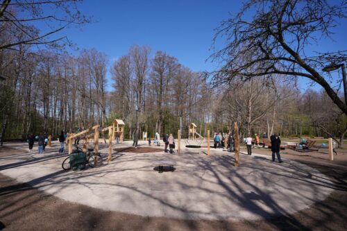 Atklāts jauns bērnu rotaļu laukums Mārupītes mežaparkā Rīgā