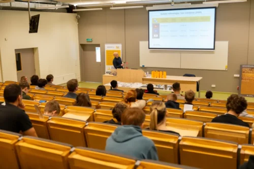 RTU organizētā nodarbībā skolēni izzina izglītības un karjeras iespējas ceļu būvē