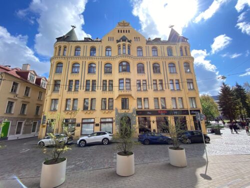 Vecrīgā sāk vēsturiskā nama Meistaru ielā 10 jeb Kaķu mājas fasādes atjaunošanu
