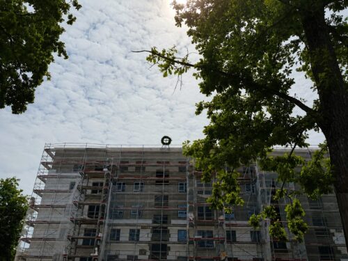Dzīvojamo māju projektā “Šampētera kvartāls” atzīmē otros spāru svētkus