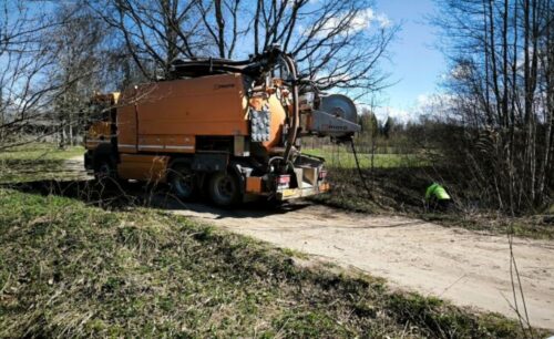Veic meža ceļu caurteku tīrīšanu ar būvei saudzīgu tehnoloģiju
