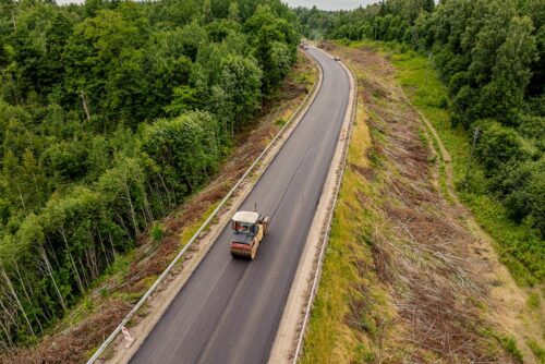 Turpinās seguma atjaunošana uz reģionālā autoceļa no Vecpiebalgas līdz Madonai
