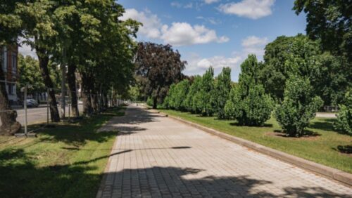 Rīgā atjaunos bojātos gājēju celiņus Esplanādē