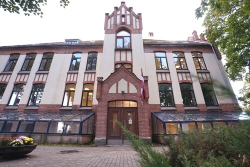 Āgenskalnā atklāta Māras Muižnieces Rīgas Mākslas skolas jaunā ēka