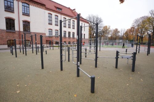 Rīgā 45. vidusskolas teritorijā izbūvēts multifunkcionāls sporta laukums