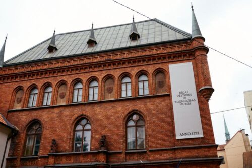 Pilnā sparā rit Rīgas vēstures un kuģniecības muzeja jumta atjaunošanas darbi