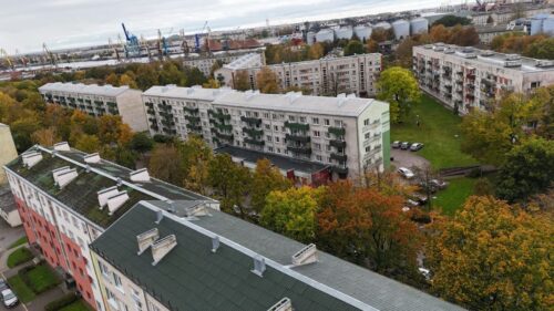 Ventspilī daudzdzīvokļu mājās turpinās jumtu nomaiņa